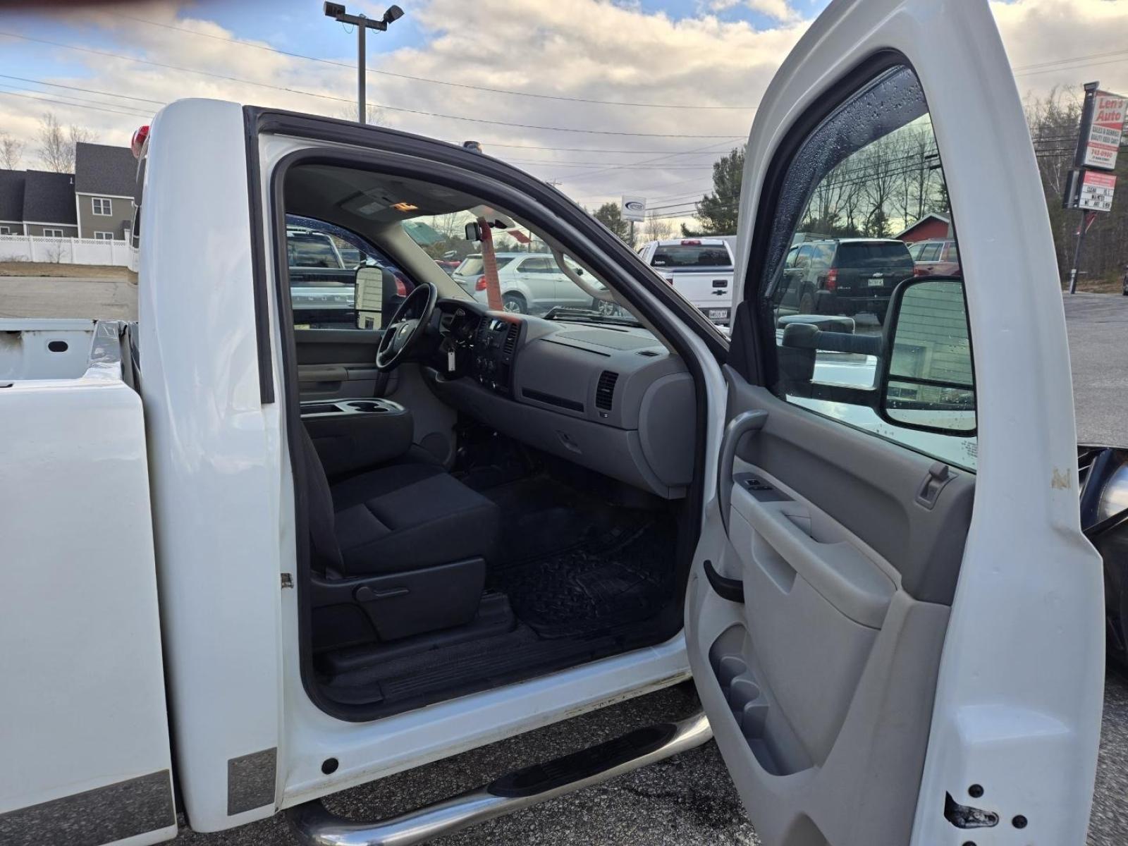 2014 white Chevrolet Silverado 3500 with an 6.0 engine, AUTOMATIC transmission, located at 27 Main St., Norway, MD, 04268, (207) 743-0900, 44.199795, -70.530807 - 2014 Chevy Silverado 3500 Reg Cab WT 6.0 Pw, Pl, Pm, A/C, 9.6 Fisher X-Stream V Staivles Plow 40k--------$28,995.00 - Photo #4